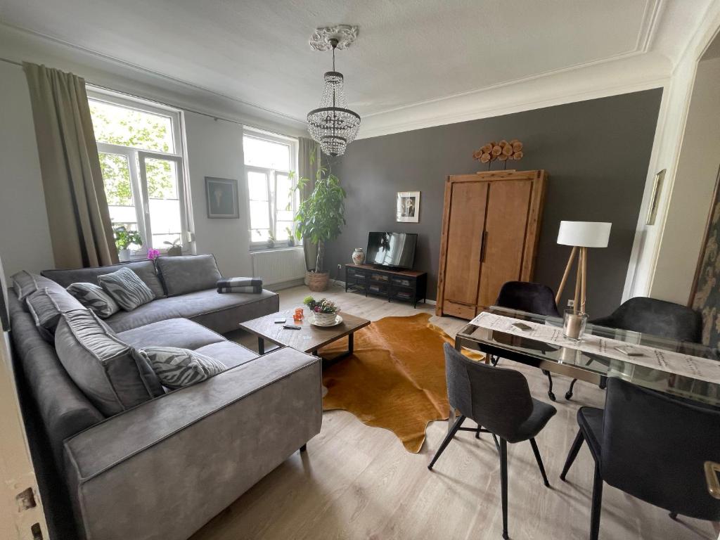 - un salon avec un canapé et une table dans l'établissement "Zur Erholung" in Jugendstilvilla Sonnenschein, à Stolberg