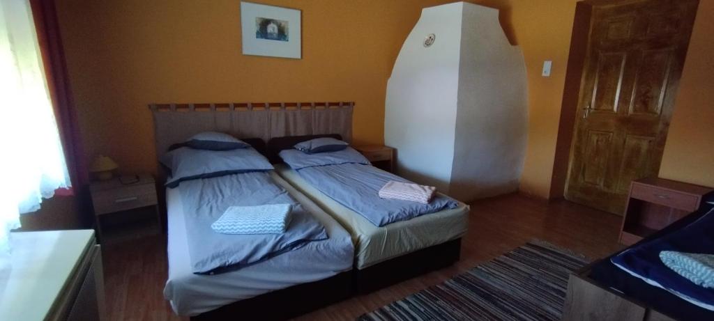Posteľ alebo postele v izbe v ubytovaní Kifog-Lak Vendégház