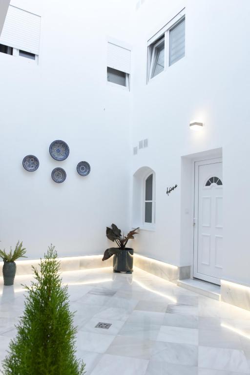 a white room with a white door and a plant at CAPILLITA XXI APARTAMENTOS in Sanlúcar de Barrameda