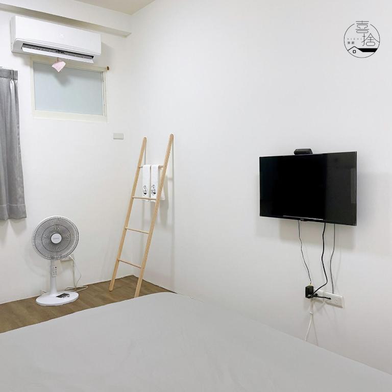 喜舍旅居 宠物友善民宿的电视和/或娱乐中心