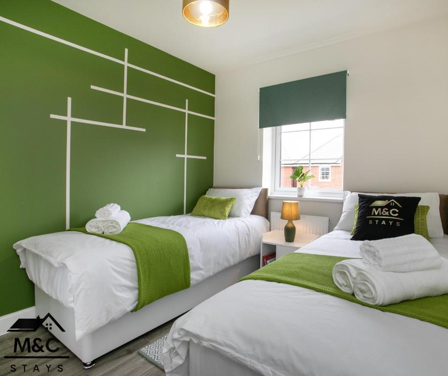 2 Betten in einem Zimmer mit grünen Wänden in der Unterkunft Rugby Modern&3 Bed/5 guest/25%off monthly stays 
