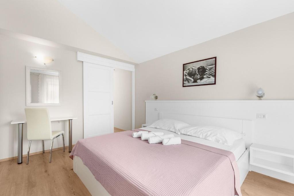 Łóżko lub łóżka w pokoju w obiekcie Villa Hope Apartments