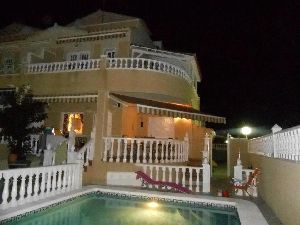 Piscina de la sau aproape de Chalet con vista para salinas y piscina privada