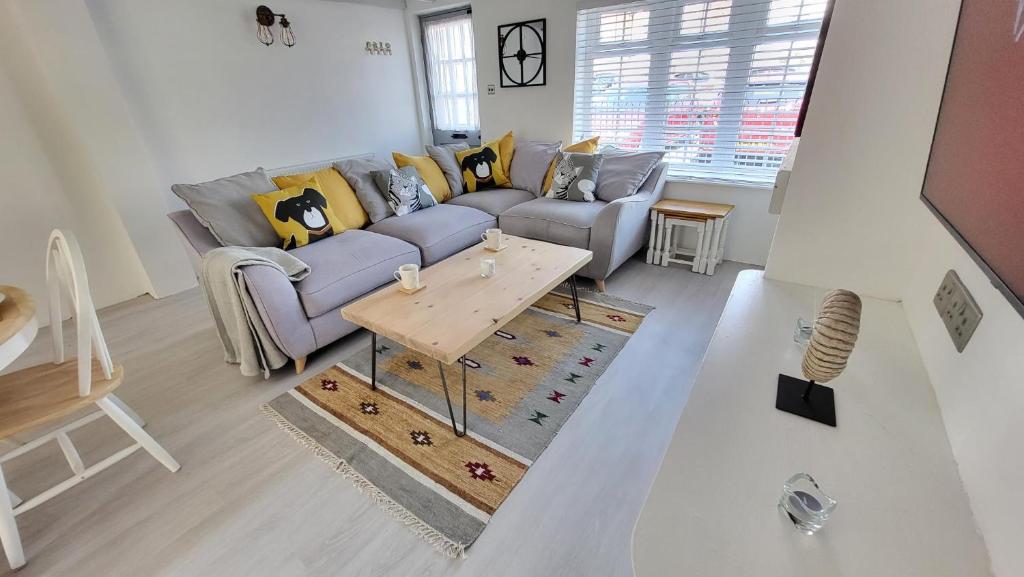 - un salon avec un canapé et une table dans l'établissement Bosun`s Cottage Luxury stay in the heart of town, à Weymouth