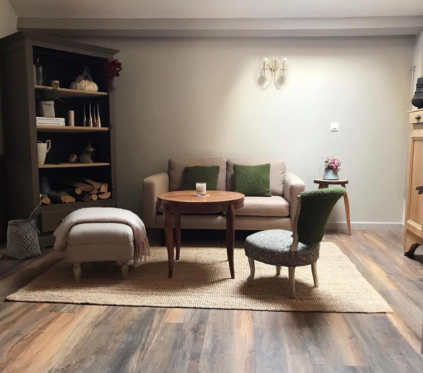 - un salon avec un canapé et une table dans l'établissement Appartement douillet, plein centre, au Chambon-sur-Lignon