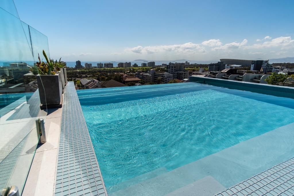 una grande piscina in cima a un edificio di The Murex a Città del Capo