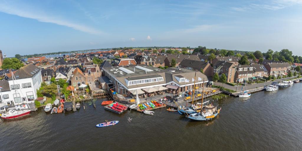 een luchtzicht op een haven met boten in het water bij Oer't Hout in Grou