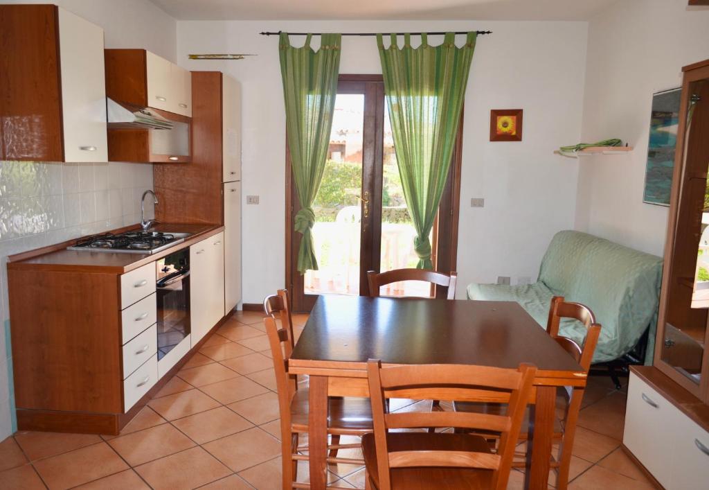 Kuchnia lub aneks kuchenny w obiekcie ISS Travel, Ambra apartments - 800 m from La Cinta beach
