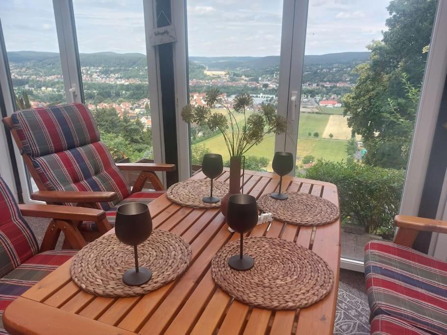 einen Tisch mit drei Weingläsern darüber in der Unterkunft Bungalow mit Schlossblick in Rudolstadt