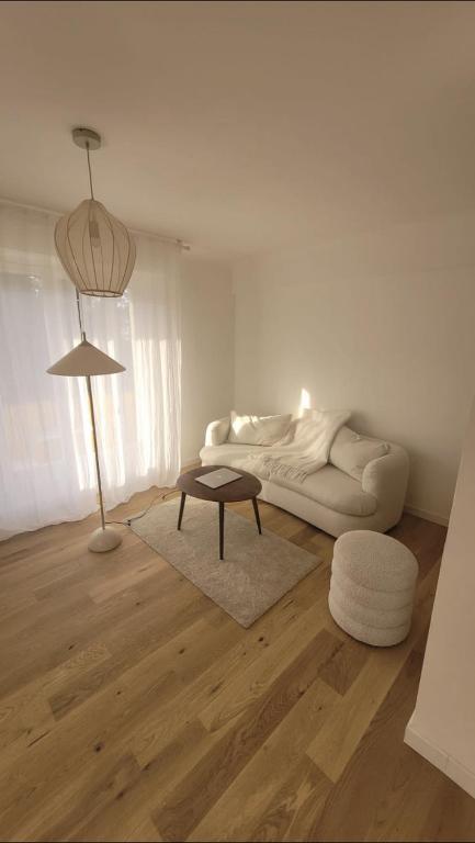 un salon blanc avec un canapé et une table dans l'établissement Magnifique appartement Bas Gairaut aperçu mer, à Nice