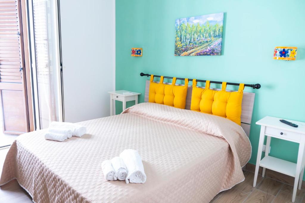 1 dormitorio con 1 cama con toallas en la terrazza di Rachele, en Castellammare del Golfo