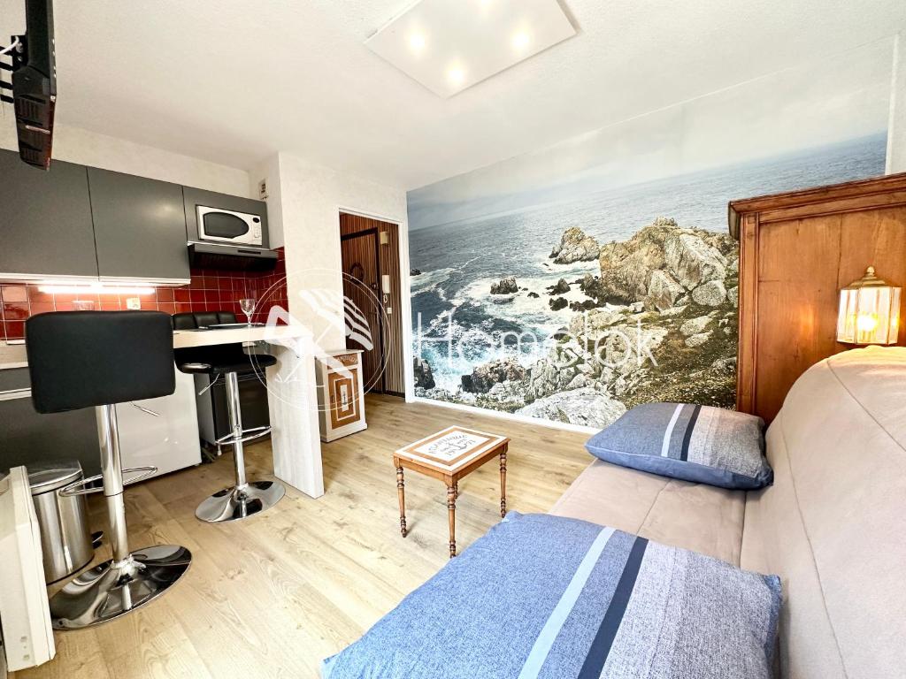 1 dormitorio con 1 cama y escritorio en una habitación en Studio archi cosy – Refait à neuf – 5min des plages, en Quiberon