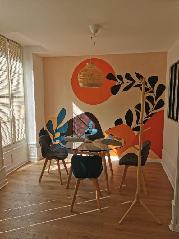 a dining room with a table and chairs at Clos Léonie - appartement 68m2 lumineux avec sauna in Givry