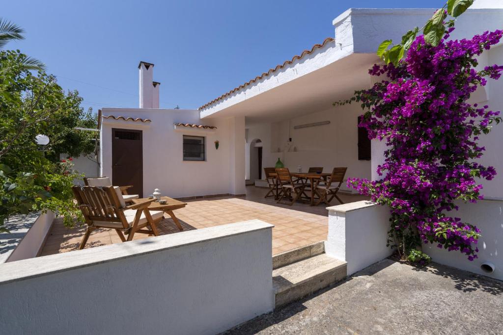 Casa con patio con flores púrpuras en Bouganvillea Villa in Ostuni, en Ostuni