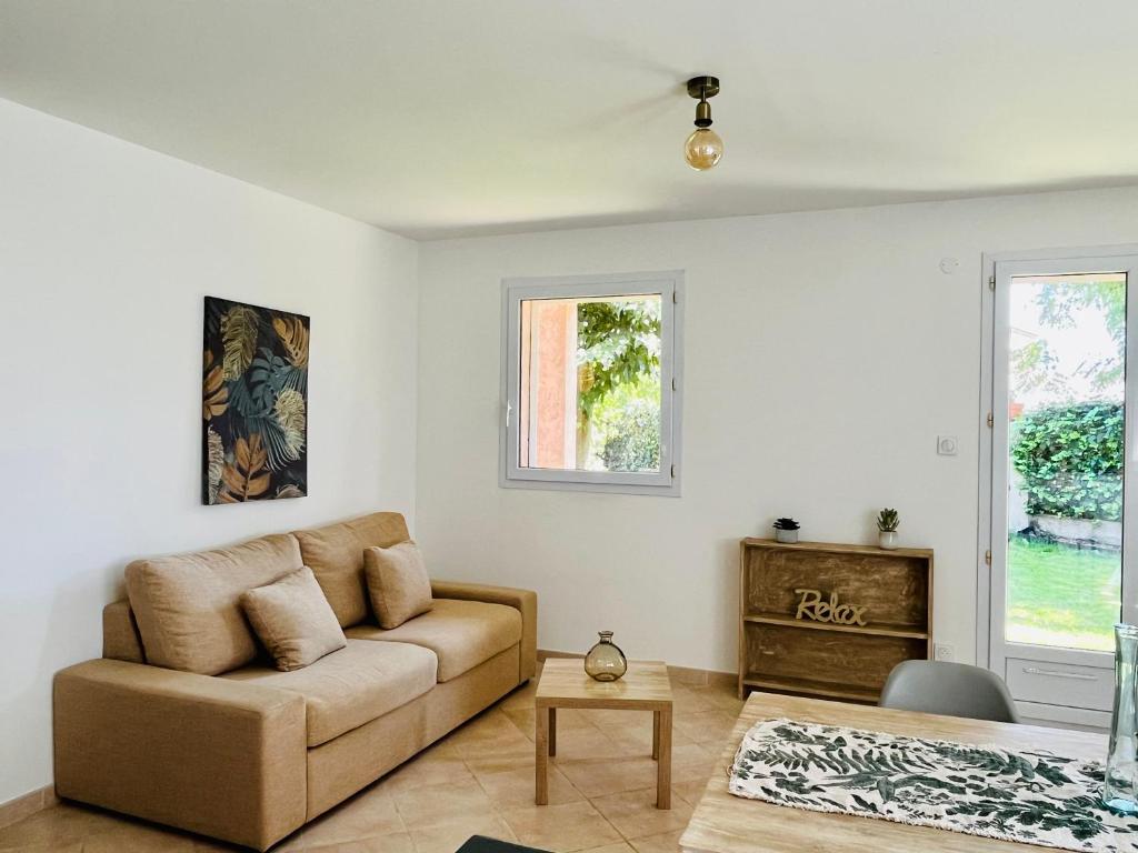 un salon avec un canapé et une table dans l'établissement Villa Acula Marina, à Lucciana