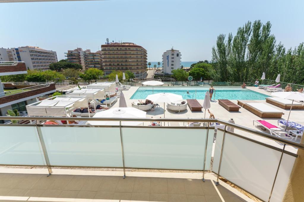 Bazén v ubytování DWO Sirius - Adults Only nebo v jeho okolí