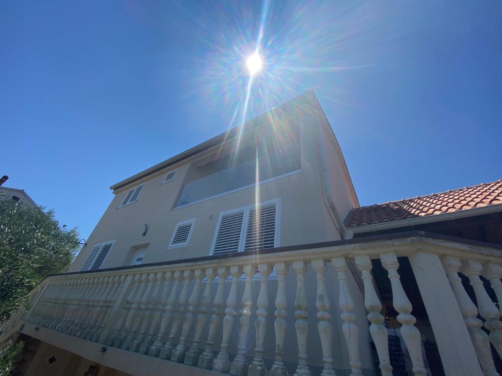 Ein weißes Haus, auf dem die Sonne scheint in der Unterkunft Island Escape in Mali Iž