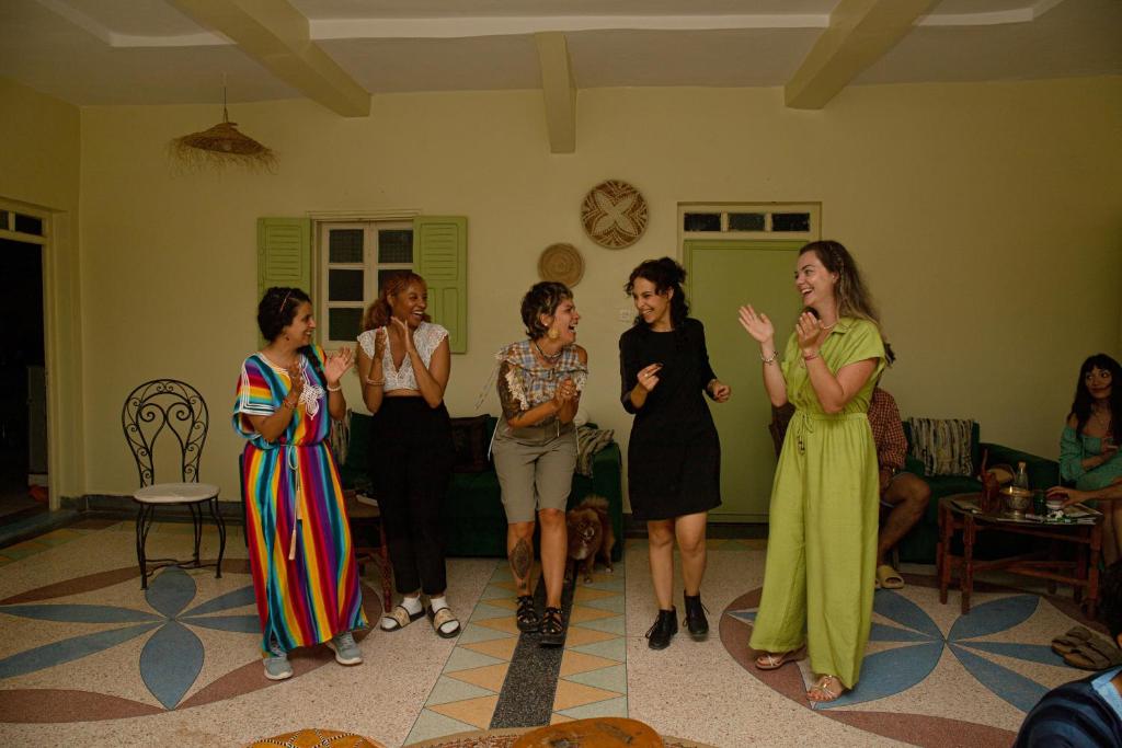 un gruppo di donne in piedi in una stanza di Green IGR Guesthouse ad Agadir