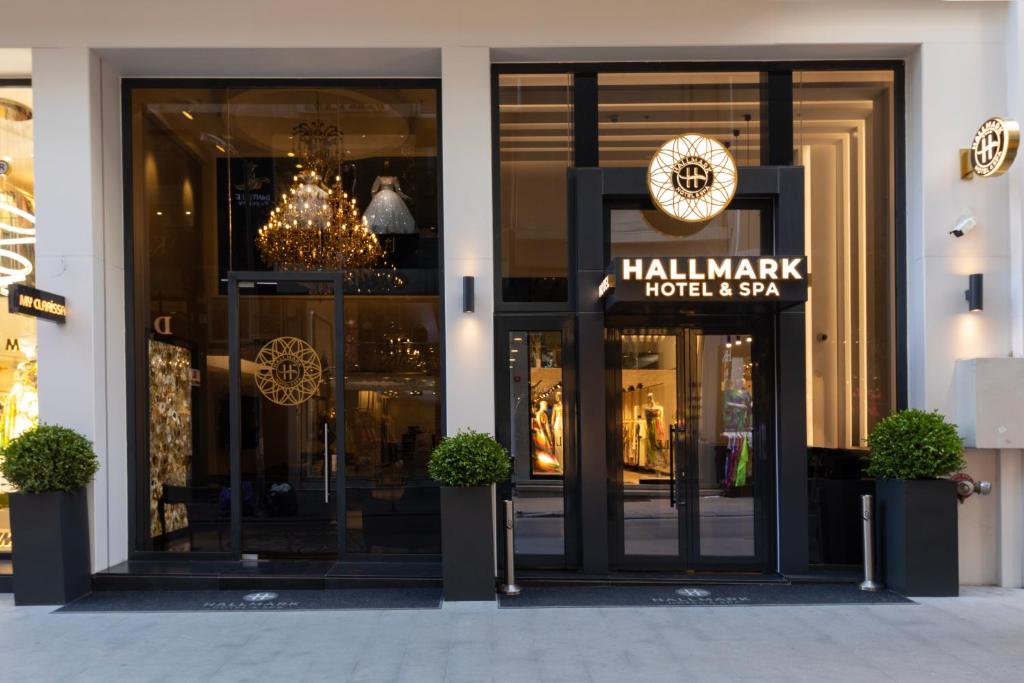 uma loja em frente a um hotel com uma placa em Hallmark Hotel & SPA Istanbul em Istambul