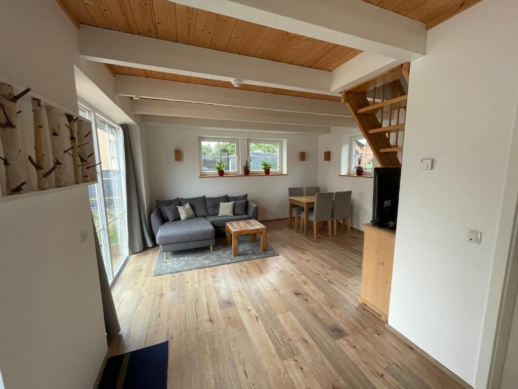 sala de estar con sofá y mesa en Ferienhaus Waldweg, en Wienhausen