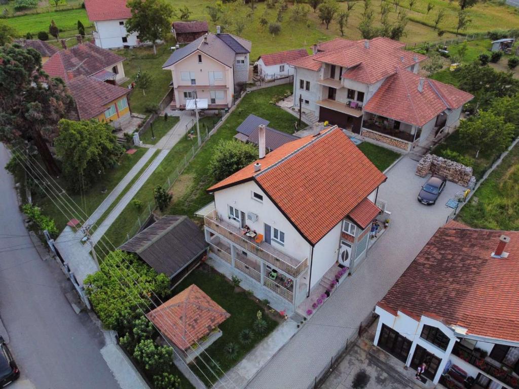 een uitzicht op een groot huis met een oranje dak bij Djurdja 2 Apartman in Arandjelovac