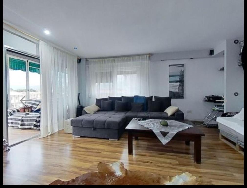 een woonkamer met een bank en een salontafel bij Apartamento con piscina y cerca de la playa in Benicàssim
