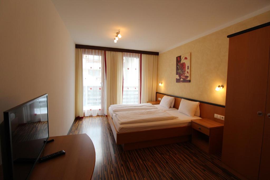 pokój hotelowy z łóżkiem i telewizorem w obiekcie Apartment Lamtana w mieście Ischgl