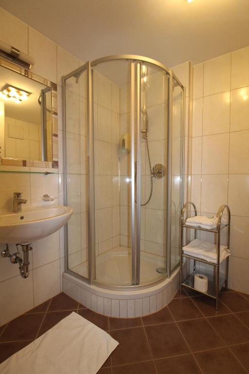 łazienka z prysznicem i umywalką w obiekcie Apartment Lamtana w mieście Ischgl