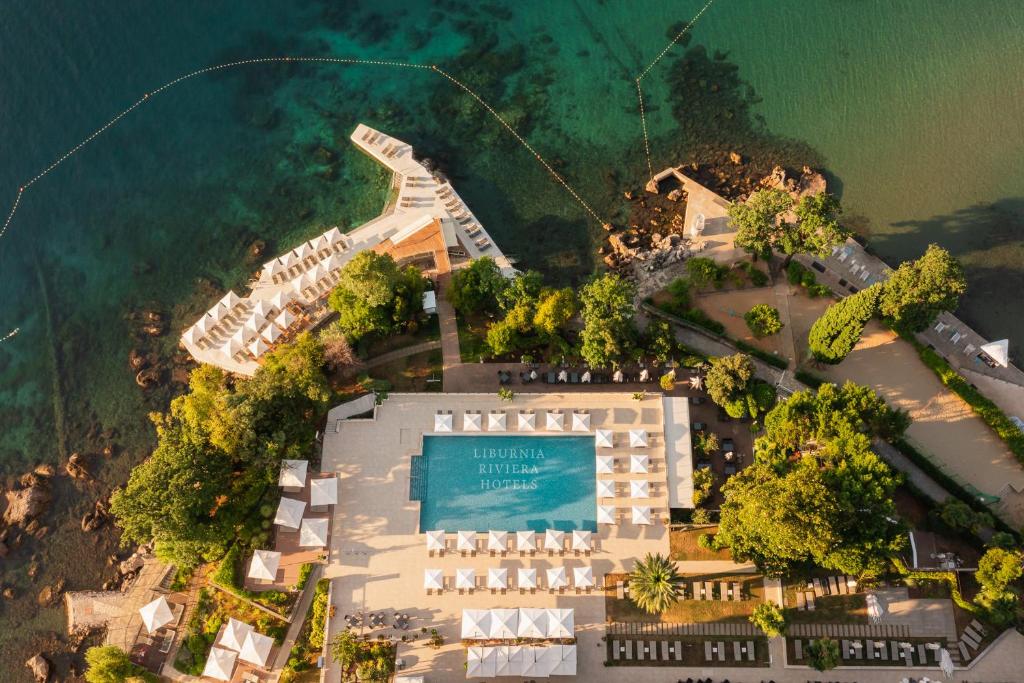 einem Luftblick auf ein Gebäude mit einem Pool in der Unterkunft Hotel Ambasador - Liburnia in Opatija