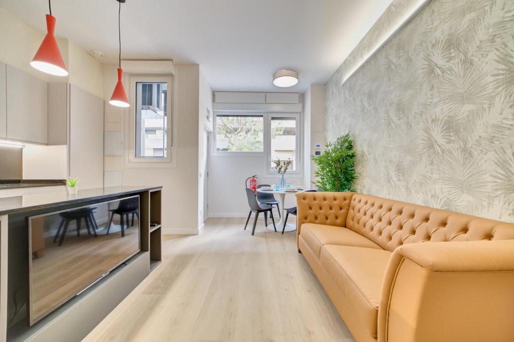 uma sala de estar com um sofá e uma mesa em Apartamento Pamplona Prime by Clabao em Pamplona