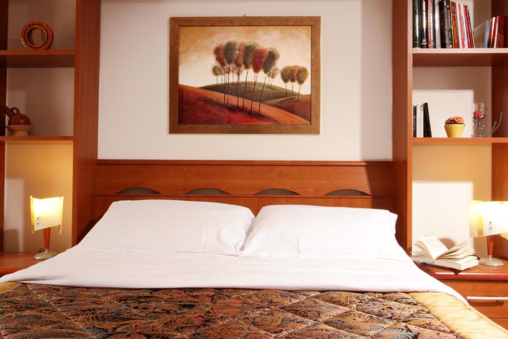 ein Schlafzimmer mit einem Bett und einem Wandgemälde in der Unterkunft CasaSanPietro2 in Rom
