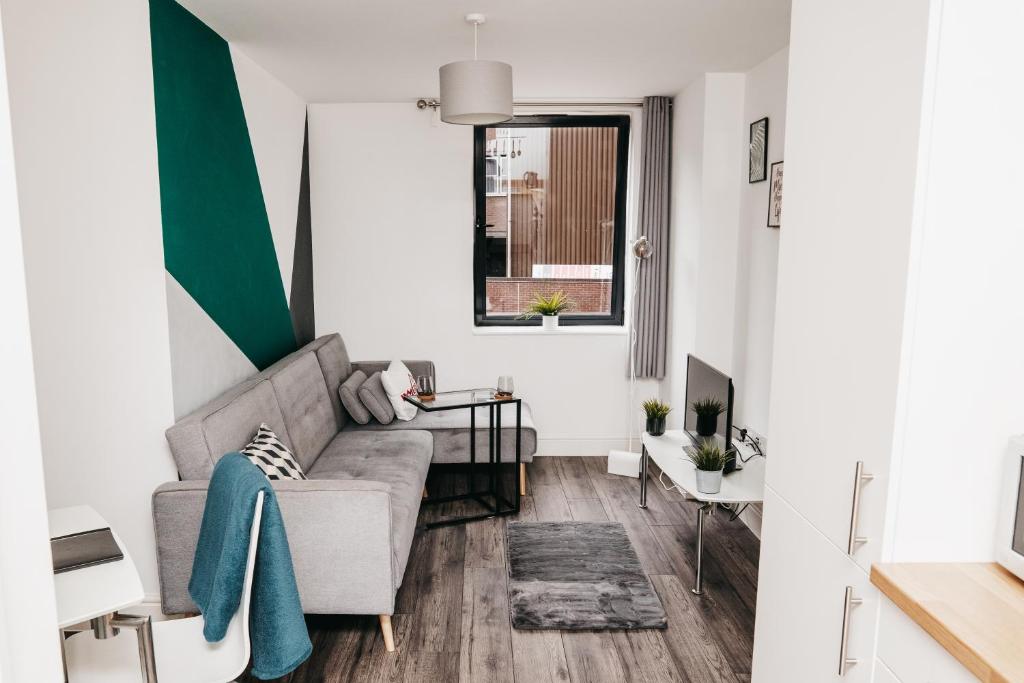 ein Wohnzimmer mit einem Sofa und einem Tisch in der Unterkunft Central Charm Stunning 1 Bedroom apartment Sleeps 4 in Sheffield