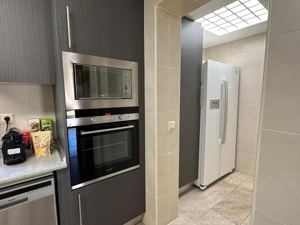 Kuchyňa alebo kuchynka v ubytovaní Mikaela Beach House Estepona Marbella Malaga