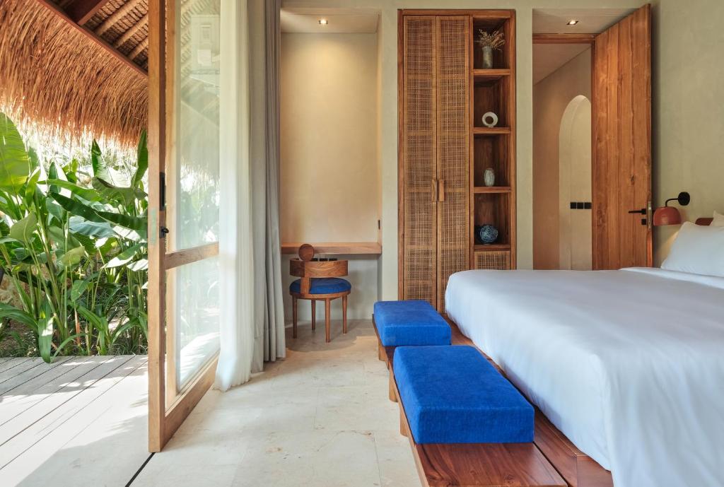 Postel nebo postele na pokoji v ubytování Boni Beach Lombok Boutique Hotel & Villas