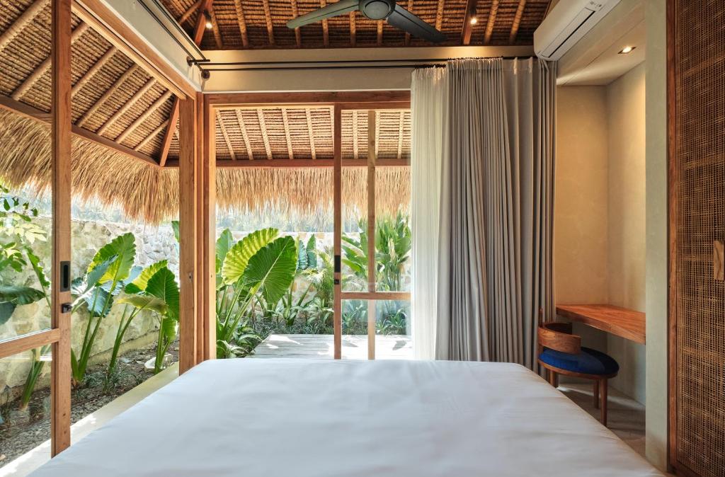 Postel nebo postele na pokoji v ubytování Boni Beach Lombok Boutique Hotel & Villas