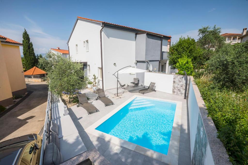 マリンスカにあるVilla Ivka - 100 m do plaže uvala Soline - KRKのプールと家のあるヴィラ