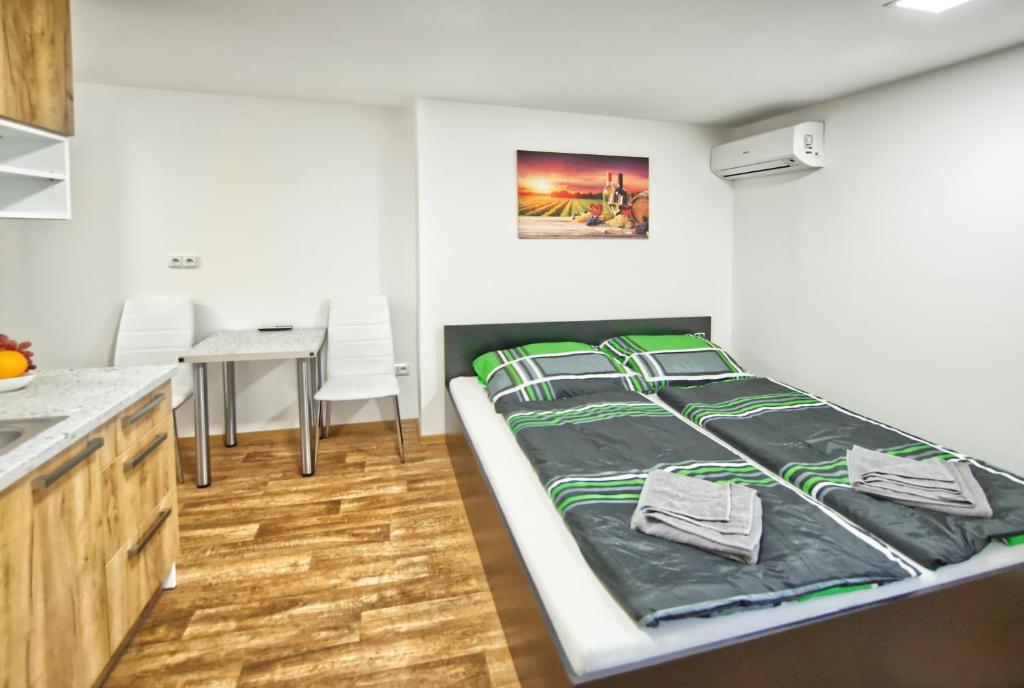 Postel nebo postele na pokoji v ubytování Penzion bazén víno sklep U Palečků