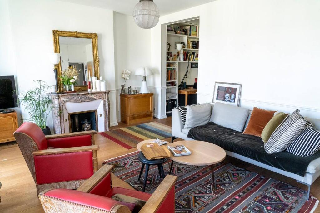 un salon avec un canapé et une table dans l'établissement Haussmanien, à Angers