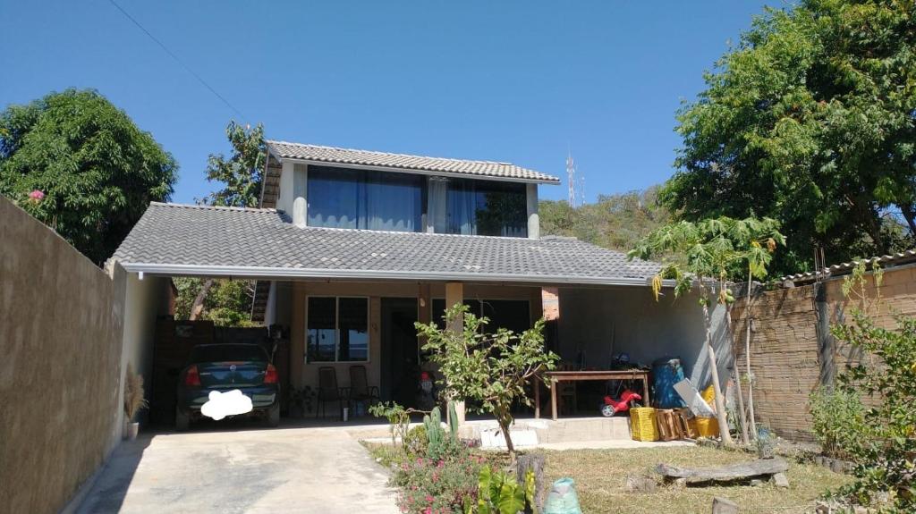una casa con un coche aparcado delante de ella en Casa refúgio en Cavalcante