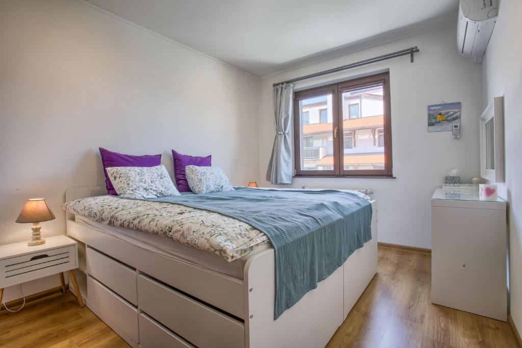 Ένα ή περισσότερα κρεβάτια σε δωμάτιο στο Pastels - 2BD in Trinity Bansko with underground parking by Flat Mаnager