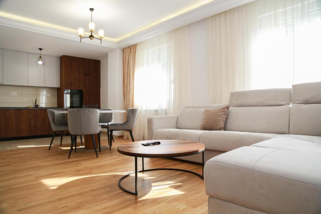 un salon avec un canapé blanc et une table dans l'établissement Lakeside Serenity, à Žabljak