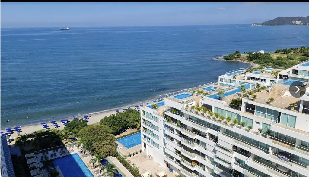 una vista aérea de un hotel y de la playa en Apartamento VISTA AL MAR PLAYA DORMIDA 2 - por MESES POZOS COLORADOS, en Santa Marta