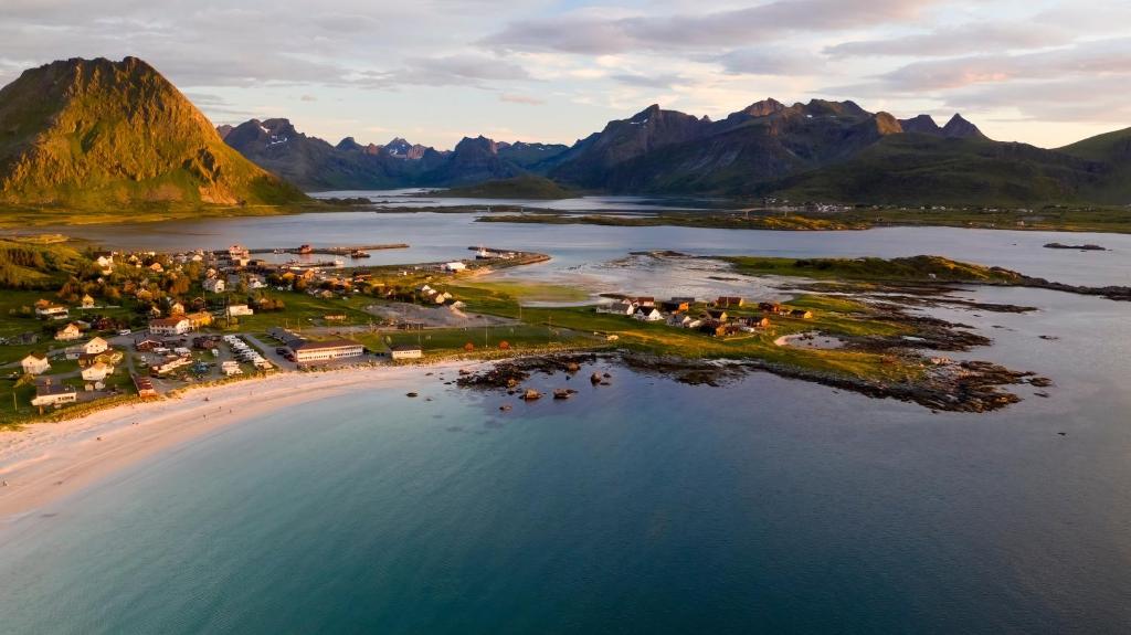 una vista aérea de una pequeña isla en un cuerpo de agua en Ramberg Gjestegård, en Ramberg