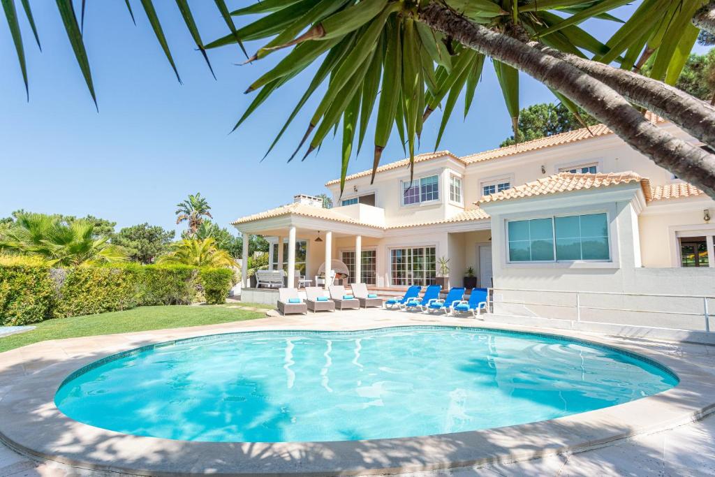 een villa met een zwembad voor een huis bij Villa Aurea in Carvalhal