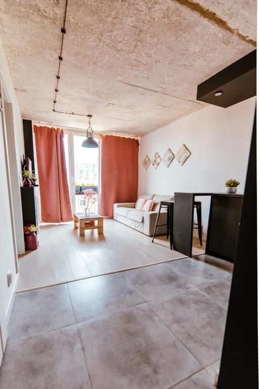 Posedenie v ubytovaní Industrial 9th Floor Central Apartment with Balcony and Views