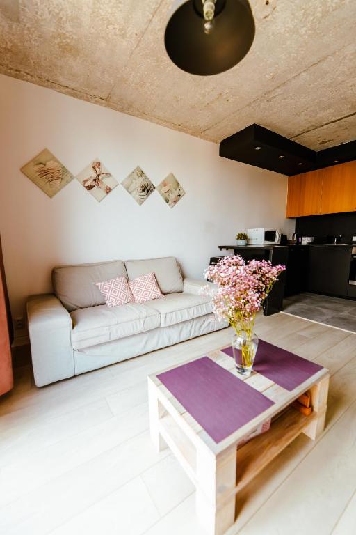 Posedenie v ubytovaní Industrial 9th Floor Central Apartment with Balcony and Views
