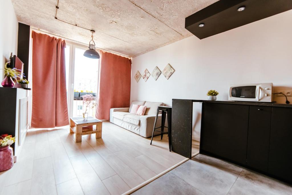 Posedenie v ubytovaní Industrial 9th Floor Central Apartment with Balcony and Views