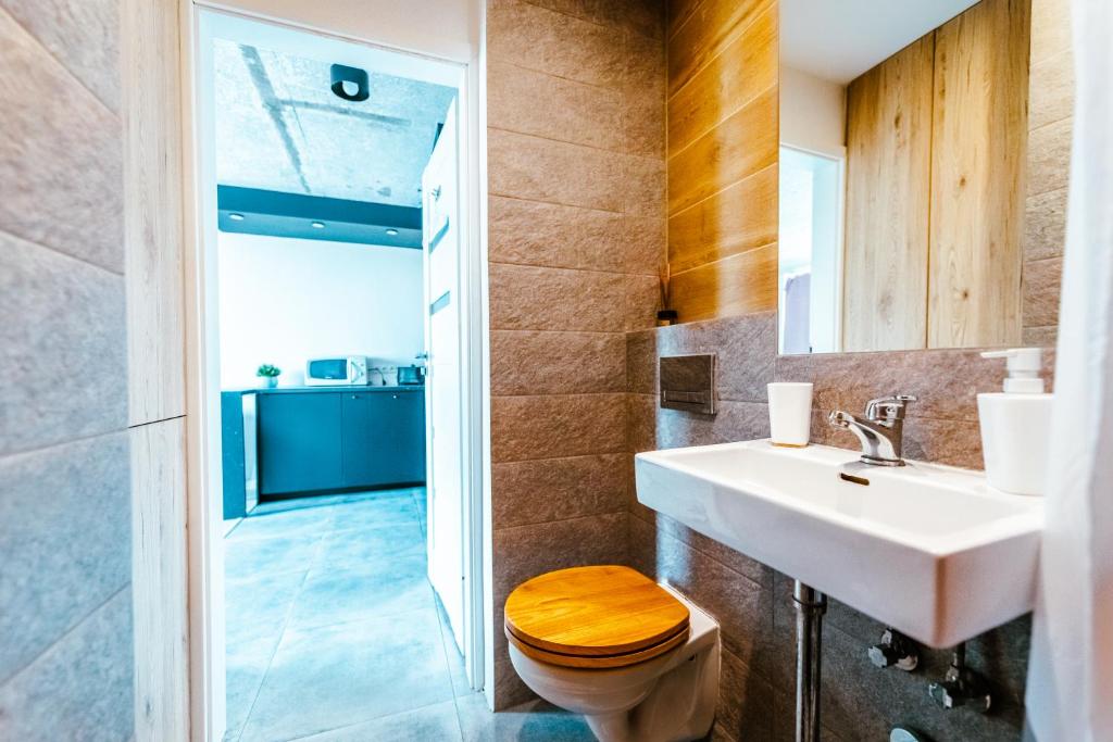 Kúpeľňa v ubytovaní Industrial 9th Floor Central Apartment with Balcony and Views