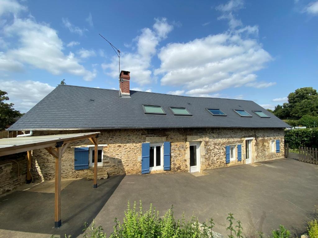 una casa con pannelli solari sul tetto di Maison de Charme 4 chambres a Les Moutiers-en-Cinglais