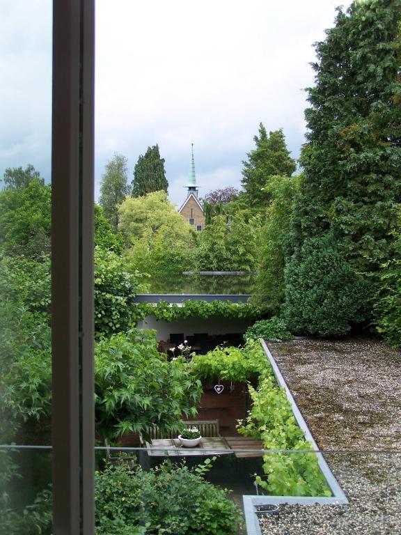 Een tuin van Hotel het Oude Postkantoor